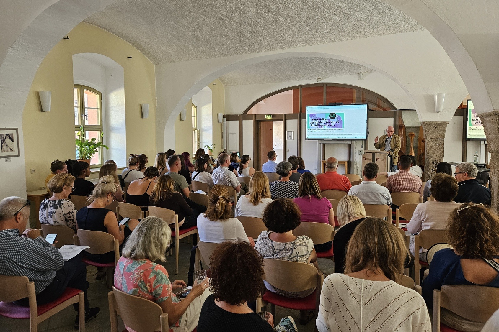 Foto vom Tagungsraum mit Teilnehmenden der Tagung Städtepartnerschaften 2025
